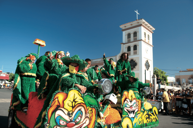 Beim Straßenfestival auf der Calle San Sebastián tragen die Männer und Frauen übergroße Masken (cabezudos). Foto: Puerto Rico Tourism Company/akz-o