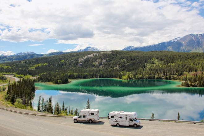 Urlaub mit Wow-Effekt: Der Emerald Lake im kanadischen Yukon ist definitiv einen Halt wert. (Foto: epr/SeaBridge)