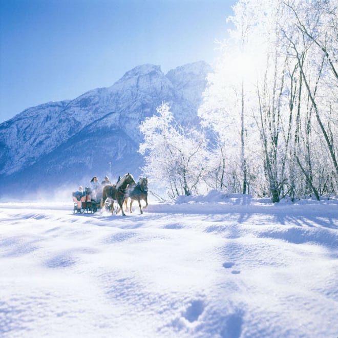 Jingle Bells im Schnee. Romantischer kann man seinen Winterurlaub nicht verbringen, nach einer Schlittenfahrt durch das Winterwunderland wartet in einem der Spitzcial Hotels schon die wohltuende Sauna. (Foto: epr/Osttirol Werbung/TVB)