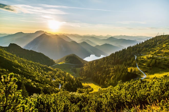 Auf zahlreichen Wanderwegen finden Besucher die Gelegenheit, die einzigartige Bergwelt rund um Kochel- und Walchensee zu erkunden. (Foto: epr/Tourist Information Walchensee)