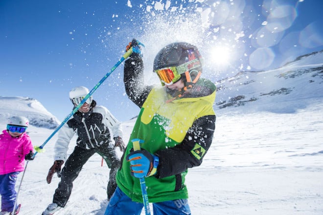 Cooler Spaß im Schnee: Urban und lässig ist der Style in Laax in der Schweiz. Foto: djd/Laax/gaudenzdanuser.com