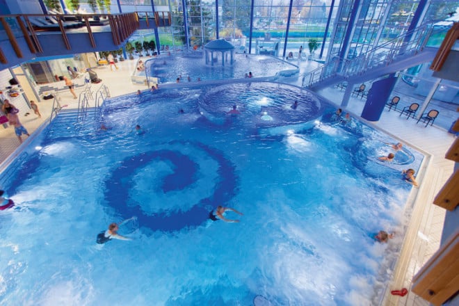 Die Becken der Spessart Therme sind alle mit original Bad Sodener Thermal-Sole gefüllt und wirken belebend und entspannend zugleich. (Foto: epr/Kur und Freizeit GmbH Bad Soden-Salmünster)