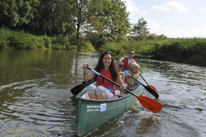 Eine Kanutour auf der Altmühl ist ein Spaß für die ganze Familie. Foto: djd/Kur- und Touristinformation Treuchtlingen