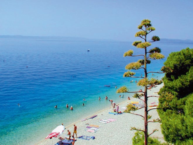 Wie im Paradies: Zahlreiche Feinkiesstrände erstrecken sich entlang der dalmatinischen Küste. Dem kristallklaren, blauen Wasser kann niemand widerstehen! (Foto: epr/I.D. Riva Tours)