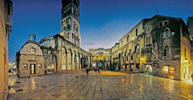 Split, die „Hauptstadt“ der Region Dalmatien, ist von Deutschland aus schnell erreichbar. Vor der Weiterreise sollte sich jeder bei einem Bummel von dem architektonischen Reichtum der Hafenstadt verzaubern lassen. (Foto: epr/I.D. Riva Tours)