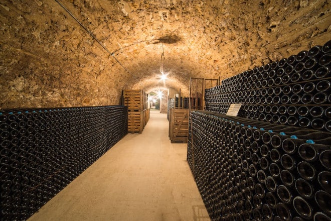 In kilometerlangen Kellergalerien, die die Region Champagne durchziehen, reifen Millionen von perlenden Champagnerschätzen. Foto: djd/Delikatours