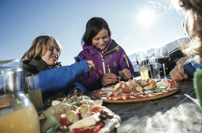 Nach einem Skitag schmeckt eine Jause gleich doppelt so gut. Foto: Ski- & Almenregion Gitschberg Jochtal