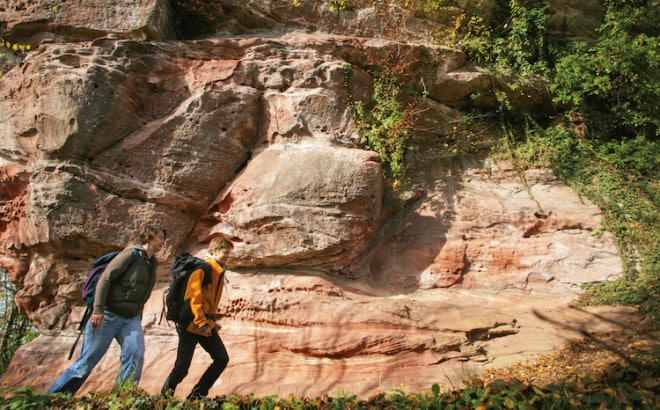 Die imposanten roten Sandsteinfelsen gehören zur einzigartigen Natur im Bad Bergzaberner Land. (Foto: epr/Tourismusverein Südliche Weinstraße Bad Bergzabern)