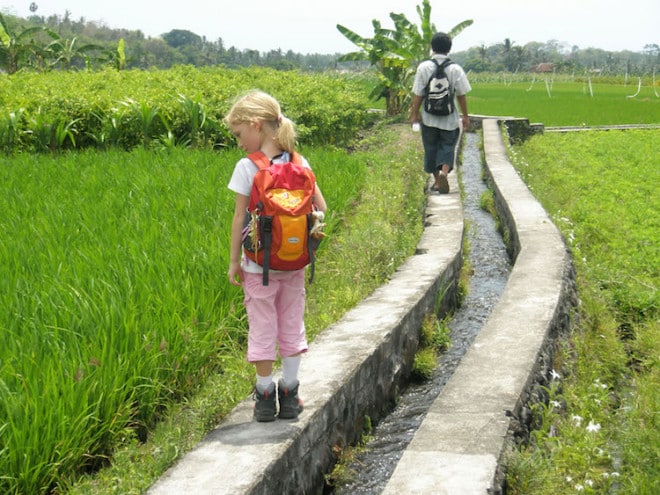 Auf einer Wanderung durch die Reisfelder spüren Eltern und Kindern den landschaftlichen Zauber der Insel Bali. Foto: djd/Travelkid Fernreisen GmbH & Co KG