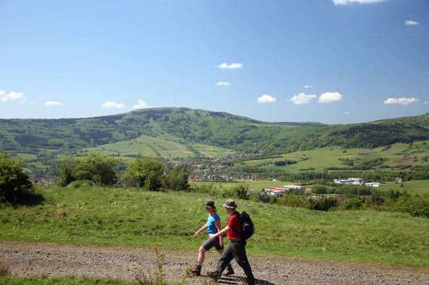 Auf den grünen Hochebenen der Rhön genießen Wanderer weite Ausblicke. Foto: djd/Tourist-Information Bischofsheim - Kreuzberg/Rhön/Rhoenline Media 