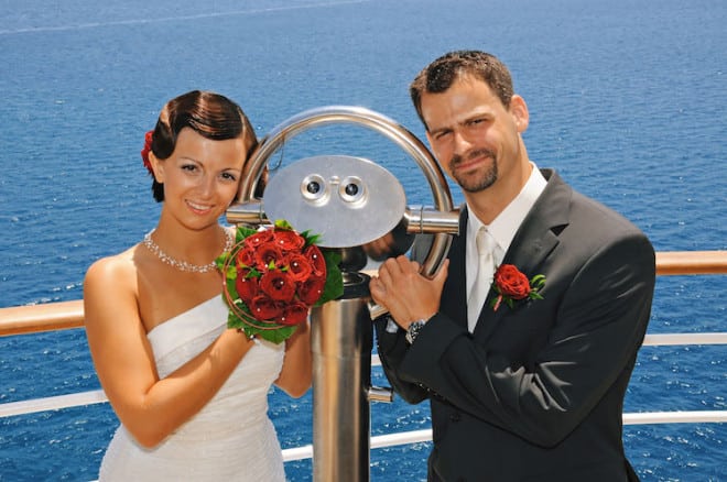 Hochzeit und Flitterwochen an Bord: Ein Kreuzfahrtschiff bietet einen idealen Rahmen, um in den Hafen der Ehe einzulaufen. Foto: djd/AIDA Cruises