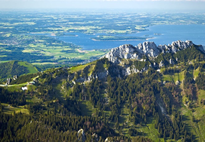 30 Seen und 50 Gipfel - die Region Chiemsee-Alpenland fasziniert durch weite Ausblicke und Erholung am Wasser. Foto: djd/Chiemsee-Alpenland Tourismus