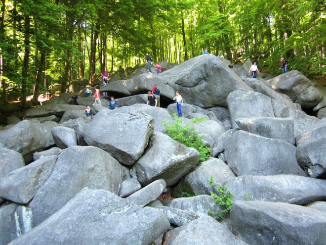 Die Felsbrocken im Odenwald sind die Reste eines ehemaligen großen Gebirges. Foto: djd/AK Tourismus FrankfurtRheinMain