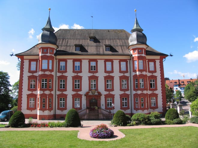 Neben unvergleichlichen Naturerlebnissen beim Wandern und Radfahren hat Bonndorf im Schwarzwald auch kulturell einiges zu bieten, zum Beispiel mit dem 400 Jahre alten Barockschloss. (Foto: epr/Bonndorf)