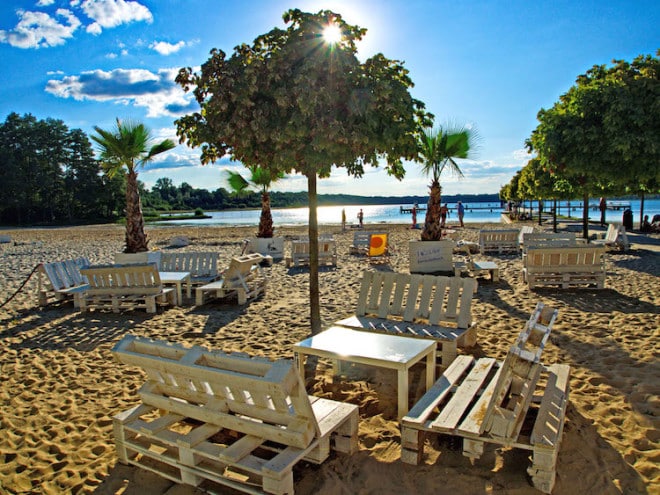 So schön kann Camping sein: Impressionen von der Anlage "Barracuda Beach" in Neustadt-Glewe im Herzen Mecklenburgs. Foto: djd/www.camping-caravan-mv.de