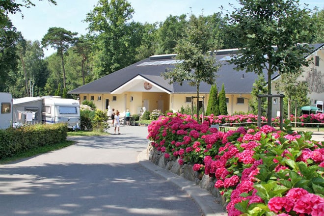 In der Saison 2016 steht im Campingpark Kühlungsborn ein neues 5-Sterne-Sanitärgebäude zur Verfügung. Foto: djd/www.camping-caravan-mv.de