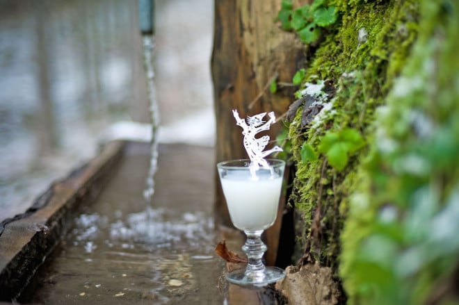 Die Kräuter-Spirituose Absinth ist kulturelles Erbe der Westschweiz. Foto: djd/Jura & Drei-Seen-Land/G. Perret