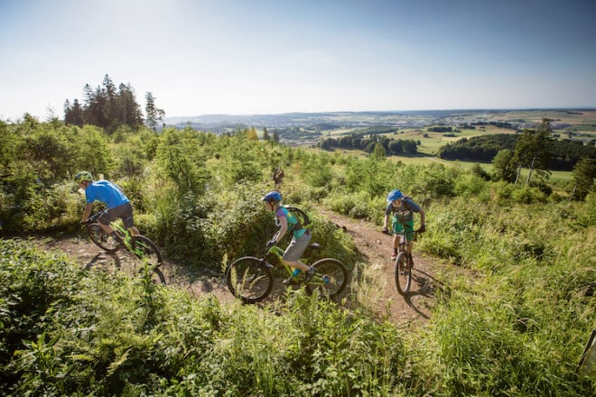 Im Sauerland kommt keine Langweile auf. Wer die Wanderschuhe mal einen Tag stehen lassen möchte, sattelt auf ein Mountainbike um – und ab geht die Post über moderate Anstiege und flüssige Abfahrten. (Foto: epr/Brilon Wirtschaft und Tourismus GmbH)