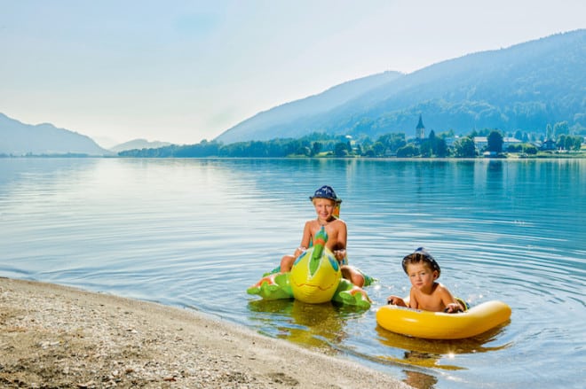 Der Ossiacher See bringt im Sommer eine wohltuende Abkühlung für die Kleinsten und die ganze Familie. (Foto: epr/Region Villach Tourismus/Hannes Pacheiner)