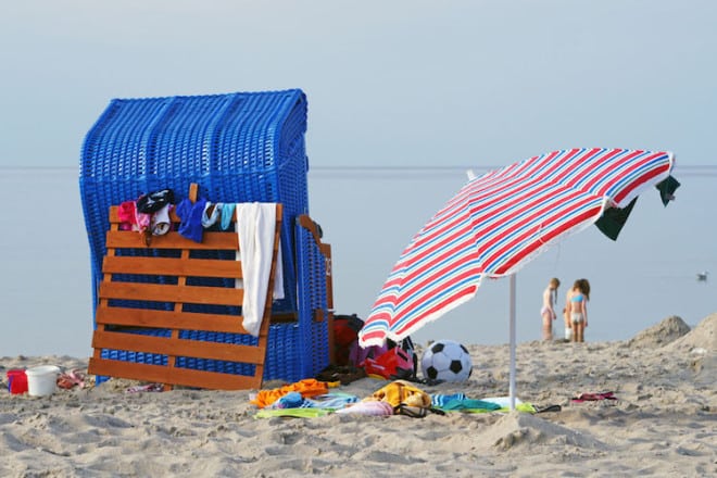 Die Kinder toben im Wasser, die Eltern können sich einfach mal entspannt im Strandkorb zurücklehnen und das süße Nichtstun genießen: So sieht für viele die Idealvorstellung vom Familienurlaub aus. Foto: djd/Seepark Sellin Ferienwohnungen/fotolia.de/Doc RaBe