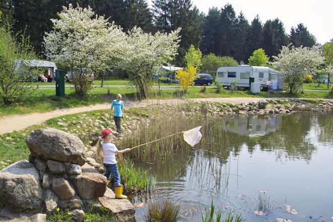 Das Südsee-Camp in der Lüneburger Heide ist ein Ferienparadies für Familien. Foto: djd/TourismusMarketing Niedersachsen/Südsee-Camp