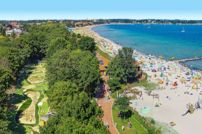 Direkt am ausgedehnten, weiten Sandstrand schließt sich das Grün der Wälder an. Der Badespaß ist ebenso charakteristisch für die Eckernförder Bucht wie die vielfältigen Naturerlebnisse. Foto: djd/Eckernförde Touristik & Marketing