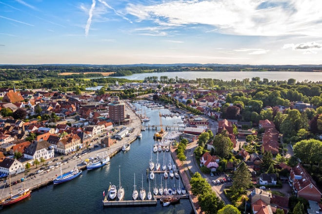 Eckernförde schmiegt sich malerisch an eine ausgedehnte Ostseebucht. Bis heute hat der Fischer-Ort seinen ursprünglichen Charakter bewahrt. Foto: djd/Eckernförde Touristik & Marketing