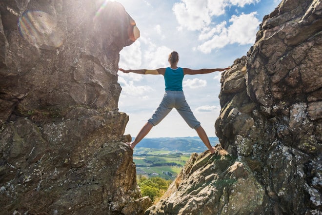 An den Bruchhauser Steinen lassen sich Aktivität und Entspannung bestens verbinden: Das Klettern sorgt für Nervenkitzel und die fantastische Aussicht für eine innere Zufriedenheit. (Foto: epr/Sauerland-Tourismus, Ketz)