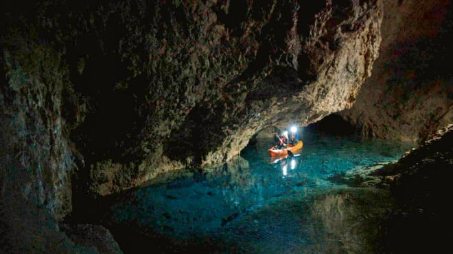 Kristallklares Wasser 900 Meter tief unter der Erde – mit dem Kanu unterwegs durch das Tunnelsystem erlebt man eine atemberaubende Bergwerk-Atmosphäre. (Foto: epr/Lust auf Camping)