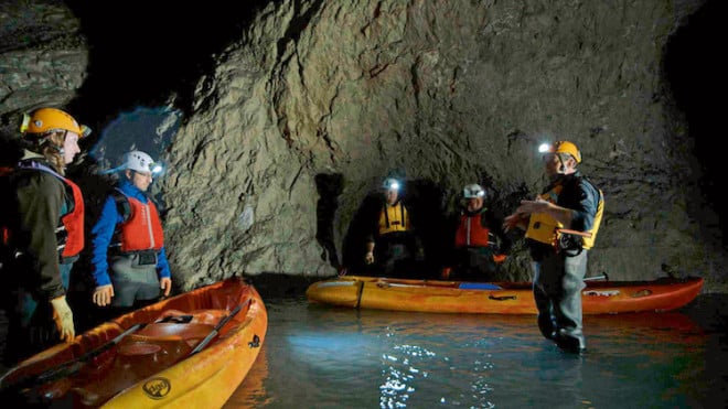 Geführt von einem echten ehemaligen Knappen erfährt man viel Wissenswertes und Spannendes über das stillgelegte Bergwerk Mezica und das Drei-Länder-Eck zwischen Italien, Slowenien und Österreich. (Foto: epr/Lust auf Camping)