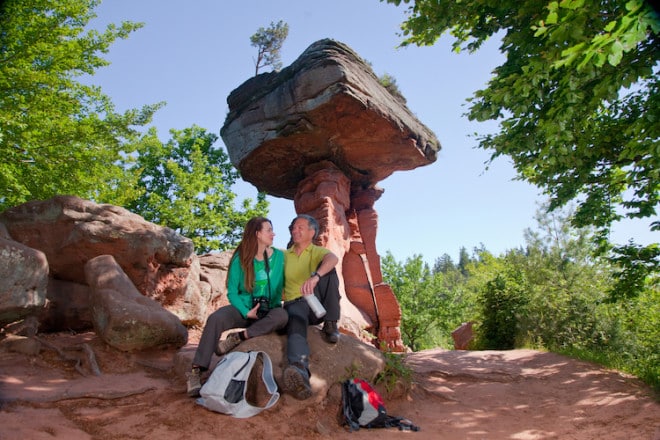 Wer eine kurze Pause am 14 Meter hohen Teufelstisch einlegt, tut dies am Wahrzeichen des Pfälzerwaldes. (Foto: epr/WANDERarena Pfälzerwald-Nordvogesen)