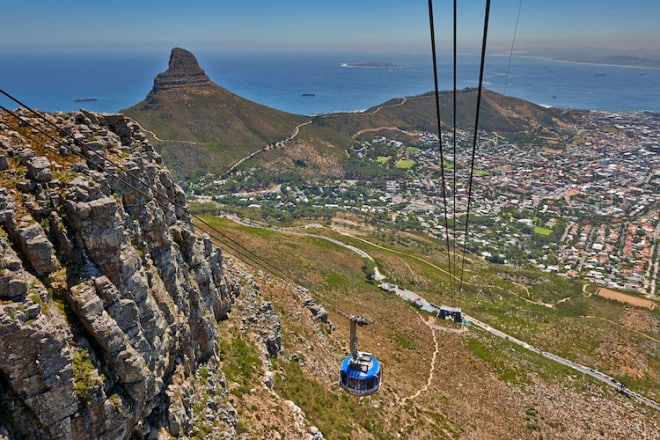 Ein Muss für alle, die Kapstadt zum ersten Mal besuchen, ist eine Wanderung oder Seilbahnfahrt auf den berühmten Tafelberg. Foto: djd/Abendsonne Afrika