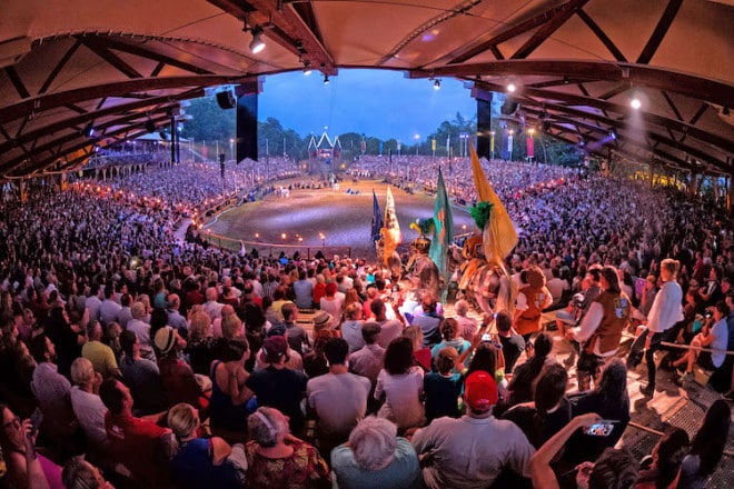 Die Arena ist Schauplatz der spektakulären Ritterturniere auf Schloss Kaltenberg und bietet 10.000 Zuschauern Platz. Foto: djd/Ritterturnier Kaltenberg