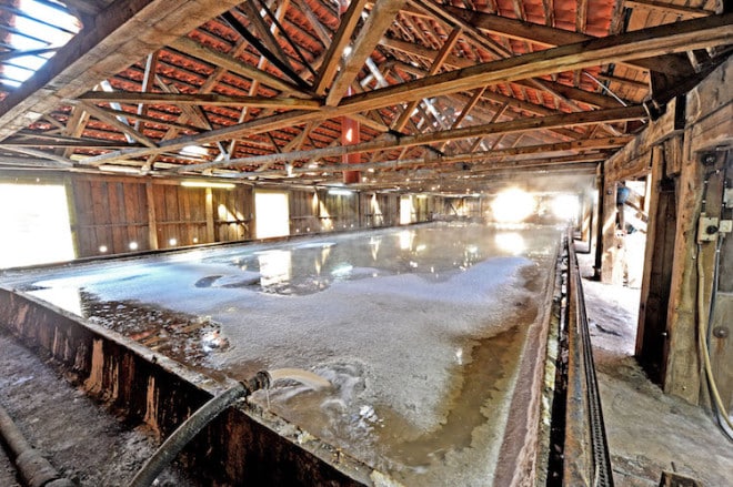 Impressionen aus der Saline Luisenhall in Göttingen: In großen Siedepfannen kristallisiert das Salz aus der Sole. Foto: djd/Göttingen Tourismus e.V.