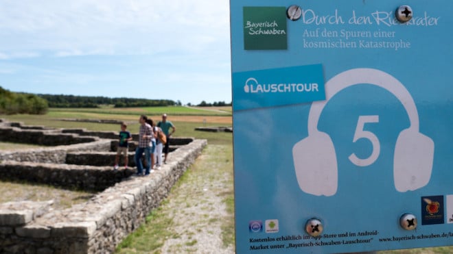 Bei der Tour „Durch den Rieskrater“ werden Besucher per Zeitmaschine 14,5 Millionen Jahre zurück gebeamt und wandeln auf den Spuren einer kosmischen Katastrophe – außerirdische Geräusche inklusive. (Foto: epr/Tourismusverband Allgäu/Bayerisch-Schwaben e.V.)