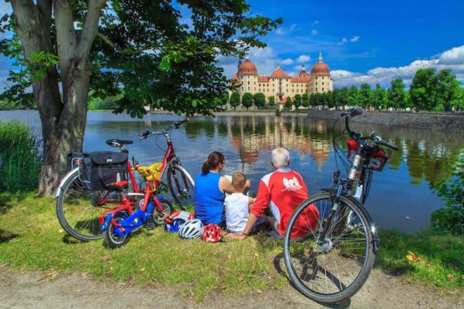 Schloss Moritzburg ist eines der reizvollsten Naherholungsziele Dresdens. Die barocke Schlossanlage in mitten eines Teiches zieht jaehrlich tausende Besucher an. Sie diente im 18. Jahrhundert Kurfuerst Friedrich August I. von Sachsen, genannt August der Starke, als Jagdaufenthalt und prachtvolle Kulisse fuer koenigliche Lustbarkeiten. Foto: Rainer Weisflog / Tourismusverband  Sächsisches Elbland 