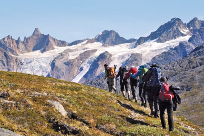 Wanderung am Sermilik-Fjord mit Gletschern im Hintergrund Foto: Wikinger Reisen