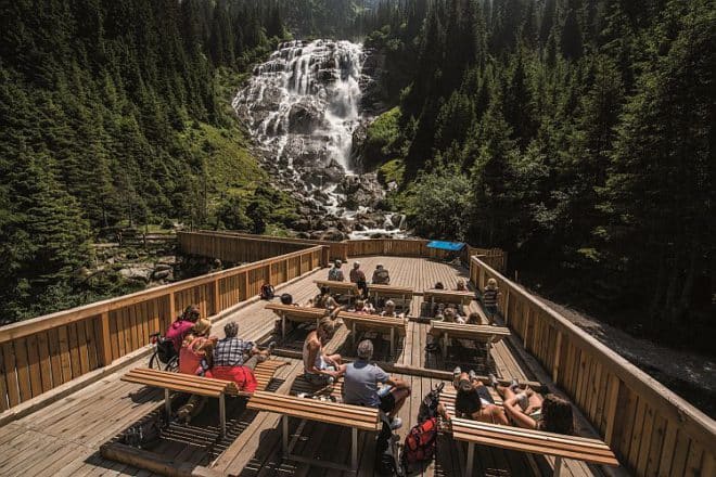  Die Plattform am Grawa-Wasserfall lädt zum Entspannen ein. Bildnachweis: TVB Stubai Tirol / Heinz Zak