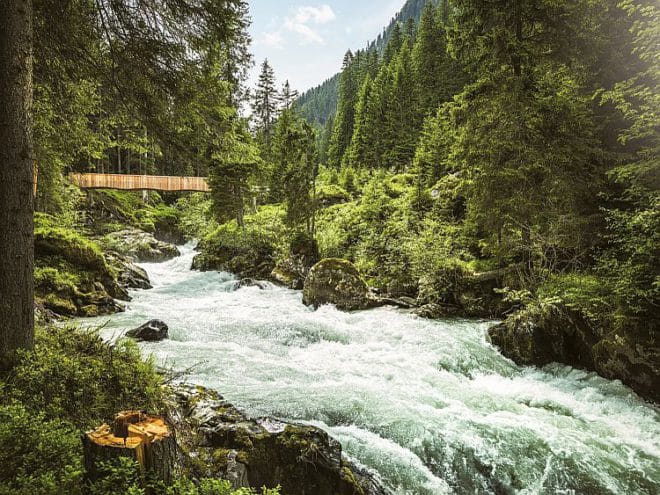 Bildtext: Wandern entlang des Ruetz Katarakt. Bildnachweis: TVB Stubai Tirol