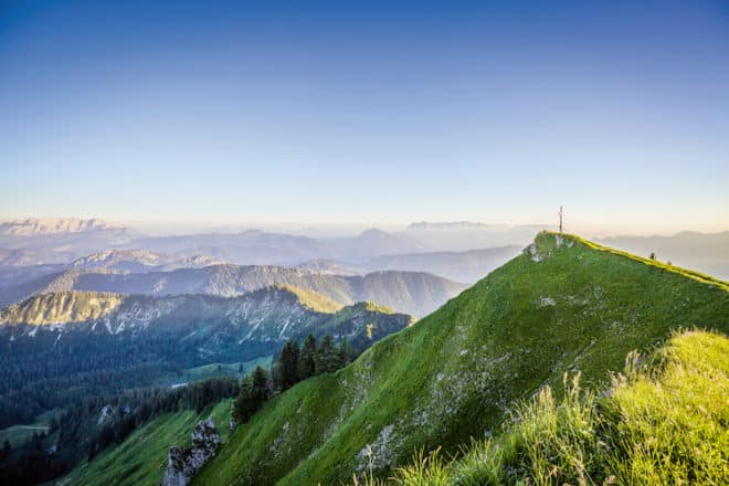 Ein unvergleichlicher Anblick! Hoch oben auf den Berggipfeln im Chiemgau stellt sich das Gefühl von grenzenloser Freiheit ein. (Foto: epr/Chiemgau Tourismus)