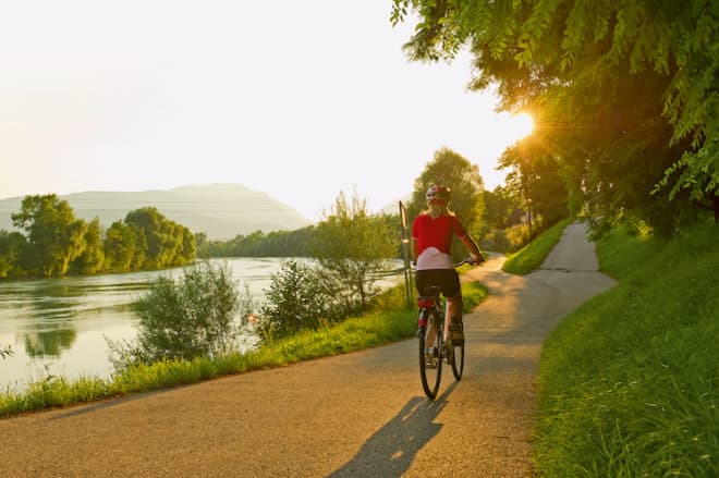 Ein Paradies für alle Radfahrer: Der 5-Sterne-Fernradwanderweg entlang der Drau besticht durch die schönsten Landschaften. (Foto: epr/Kärnten Werbung/Franz Gerdl_Drauradweg)