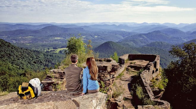 Zu jeder Jahreszeit ein Genuss: Von der Wegelnburg haben Wanderer einen tollen Blick auf das größte zusammenhängende Waldgebiet Mitteleuropas. (Foto: epr/WANDERarena Pfälzerwald-Nordvogesen)