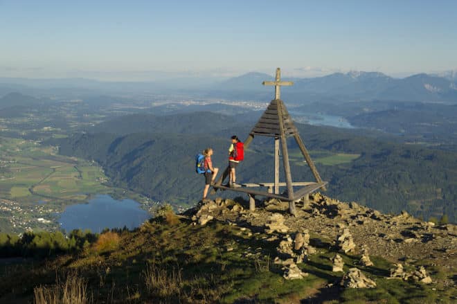 Loslaufen und entdecken: Beim Wandern lassen sich atemberaubende Seeblicke von der Gerlitzen Alpe genießen. (Foto: epr/Region Villach Tourismus/KW_Franz Gerdl)