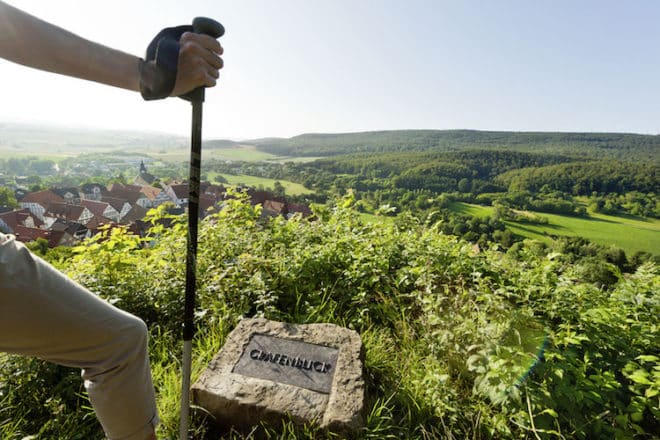 Der sogenannte Grafenblick macht mit der Fernsicht auf die sanft geschwungene Landschaft der Urlaubsregion Teutoburger Wald seinem Namen alle Ehre. Foto: djd/Teutoburger Wald Tourismus/A. Hub