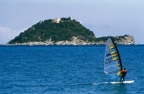 Wakeboarding vor der Isola Gallinara Foto:  Photo Archive Agenzia „In Liguria“