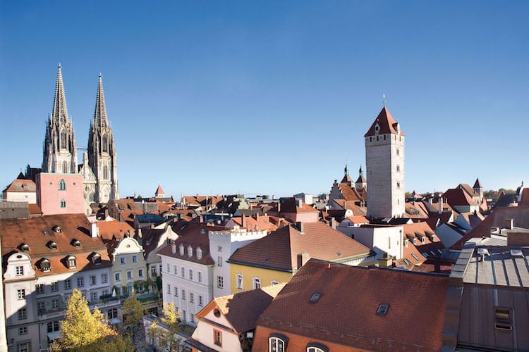 Die mittelalterliche Altstadt von Regensburg ist Teil des Unesco-Weltkulturerbes. Foto: djd/Regensburg Tourismus GmbH/Bauer