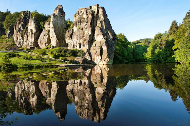 Bis zu 38 Meter hoch sind die Externsteine nahe Horn-Bad Meinberg. Zahlreiche Wanderrouten führen zum Naturdenkmal. Foto: djd/Teutoburger Wald Tourismus