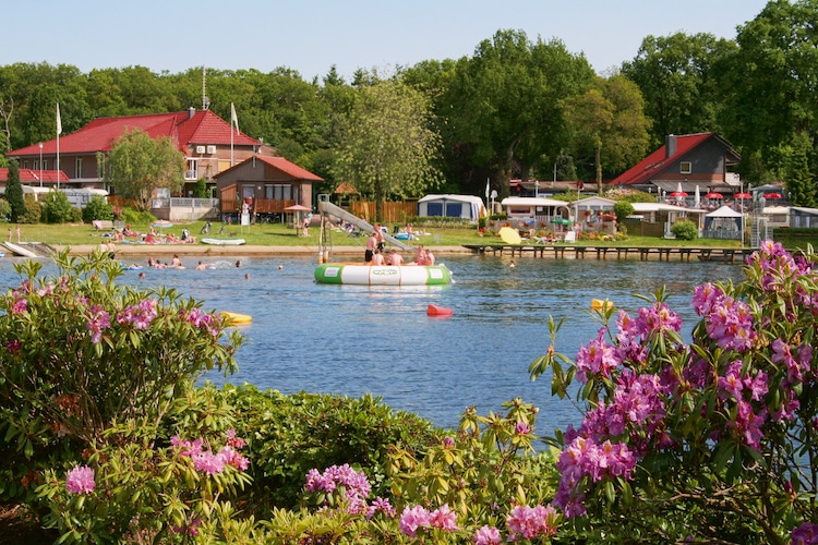 Der direkt am See gelegene Campingplatz bietet Erholung und Wasserspaß für die ganze Familie. (Foto: epr/Tourist-Information Wiefelstede)