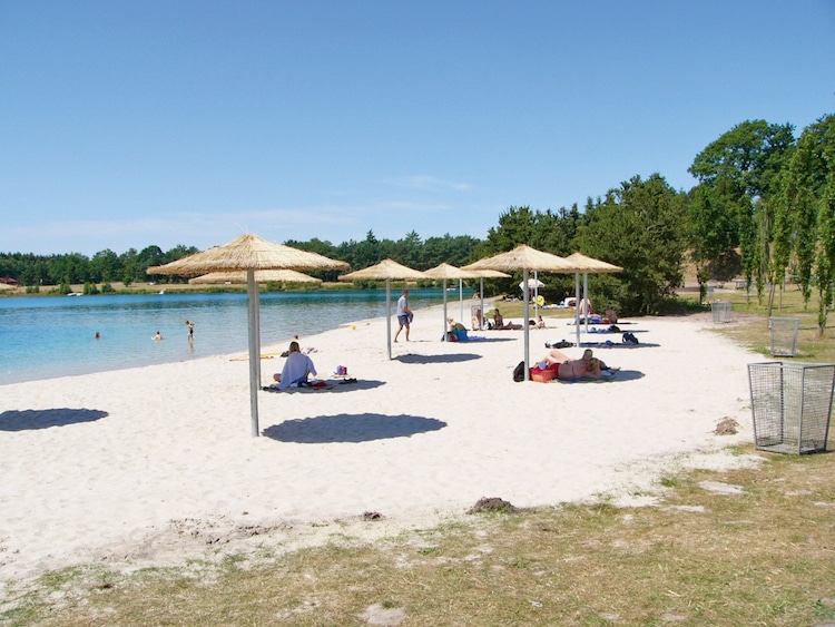 Wie am Meer – nur schöner! An den Badestränden des Bernsteinsees lässt sich der Sommer herrlich genießen. (Foto: epr/Tourist-Information Wiefelstede)