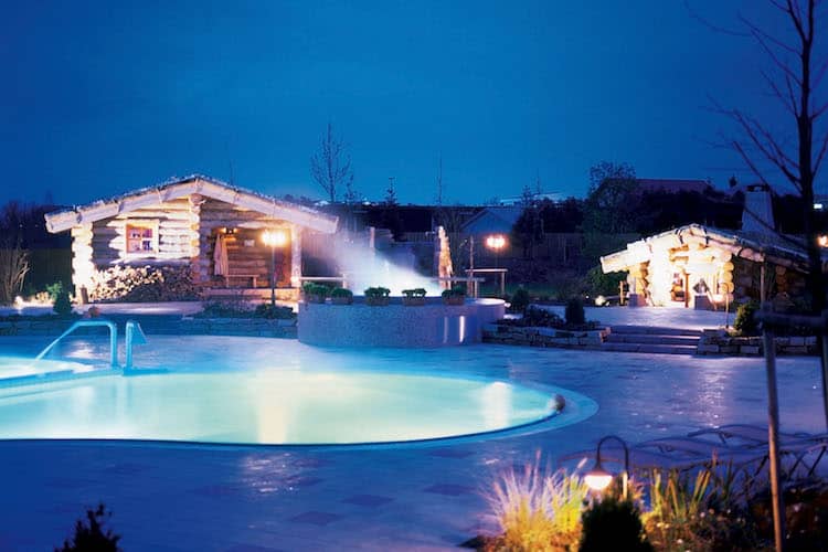 Ein großzügiger Saunagarten lädt in der Rhein-Main-Therme Hofheim zum wohligen Schwitzen ein. Foto: djd/AK FrankfurtRheinMain